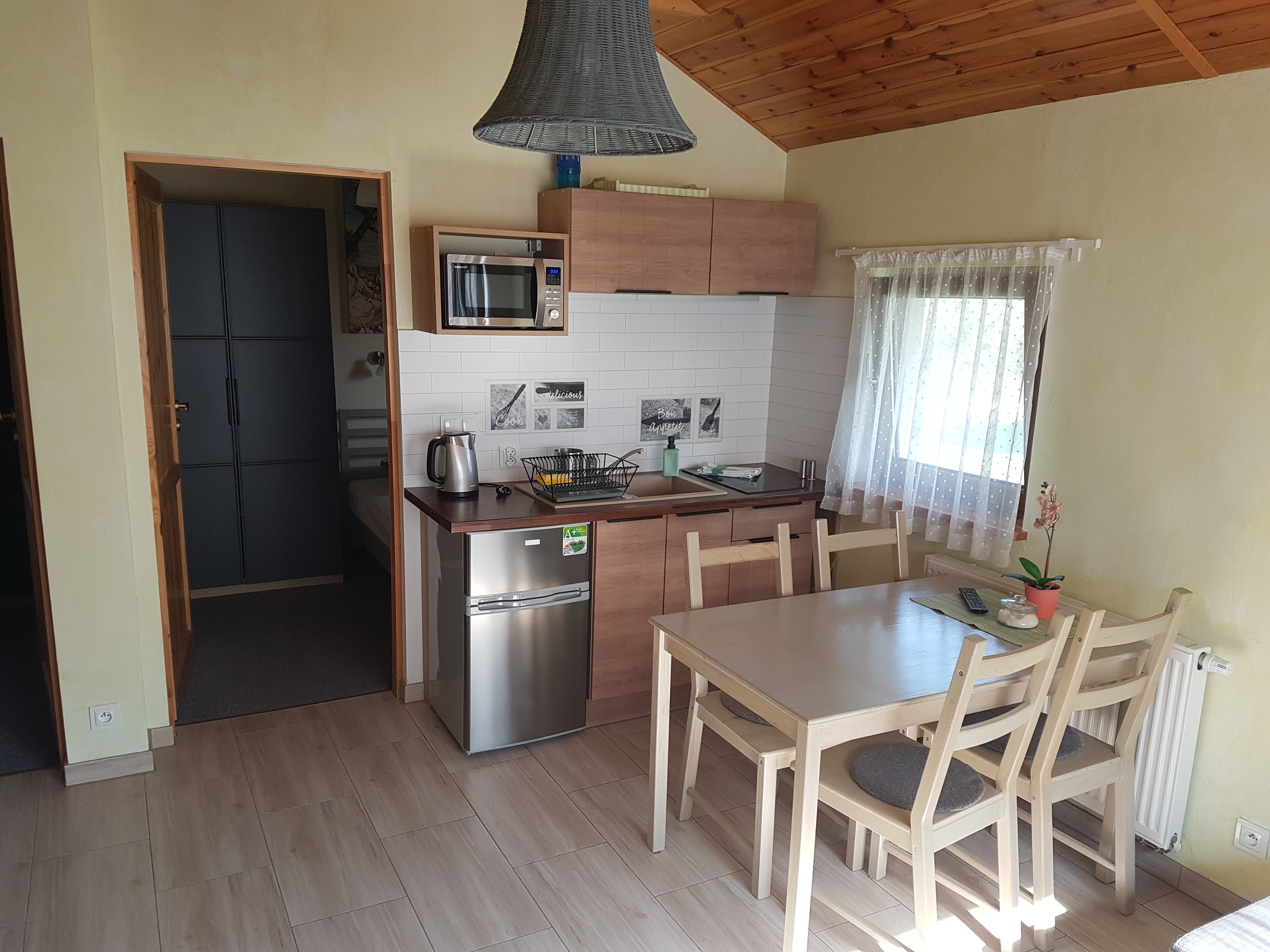 Wnętrze domku Antek — salon z aneksem kuchennym