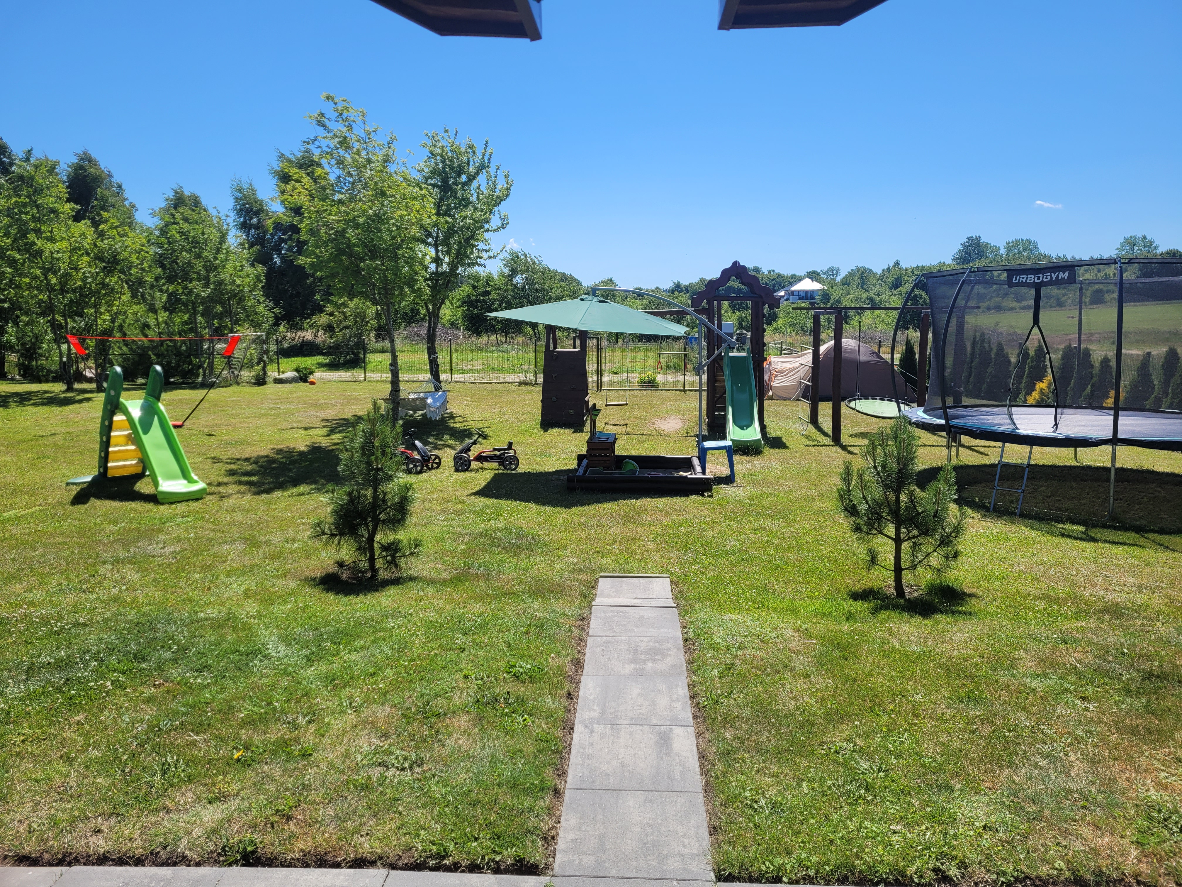 Plac zabaw ze zjeżdżalnią i ścianką wspinaczkową