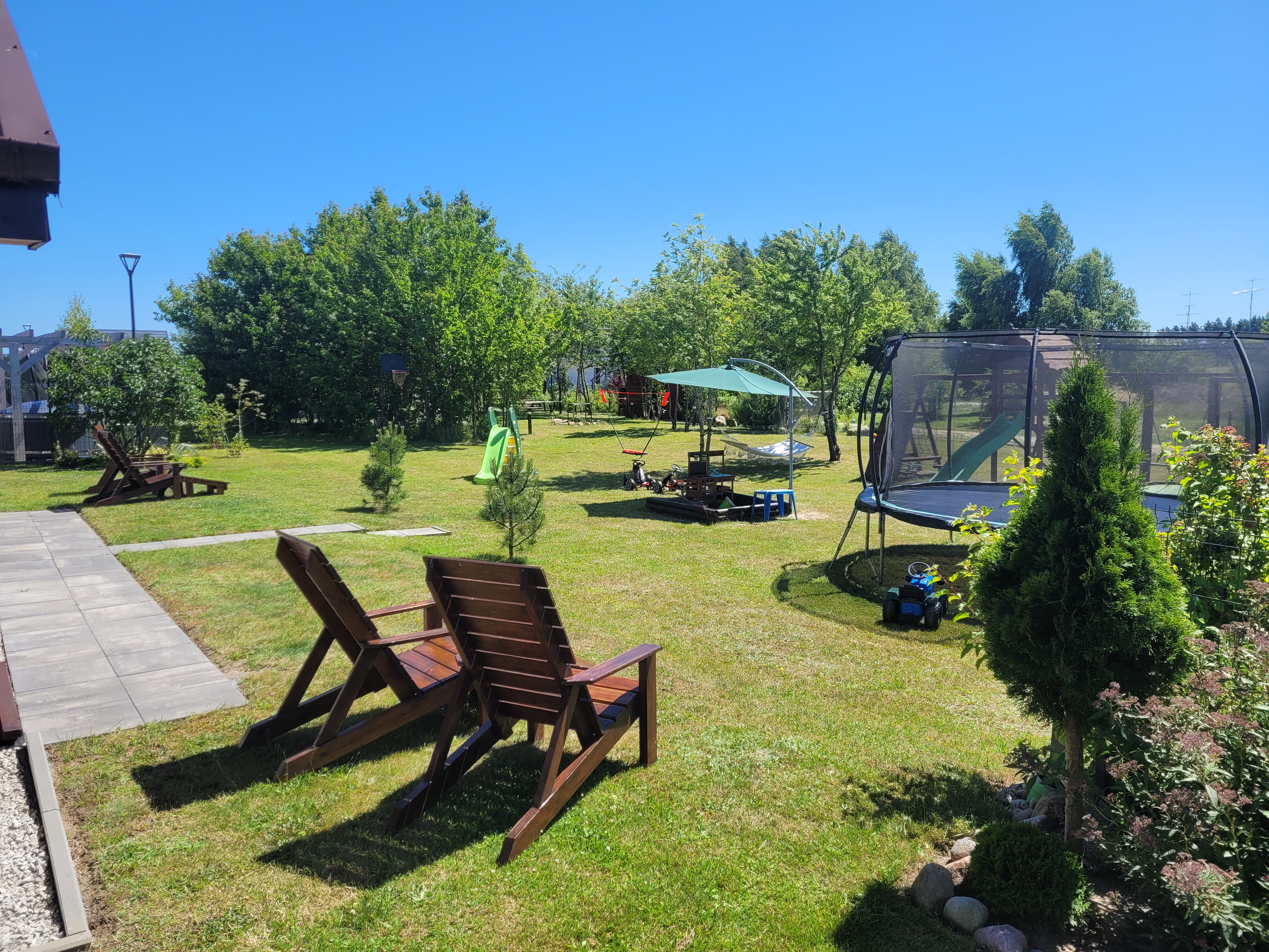 Plac zabaw — huśtawka na tle zieleni