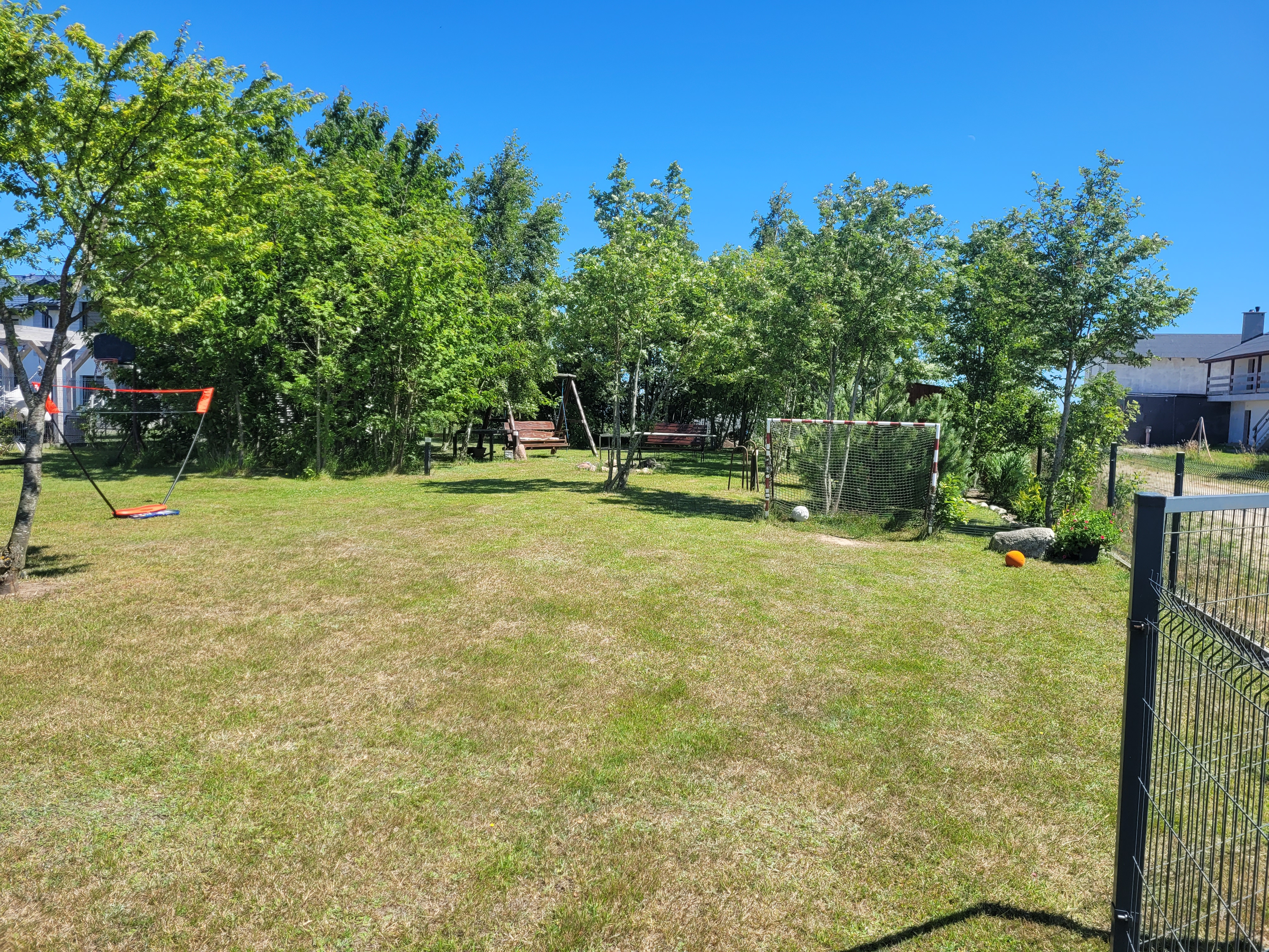 Plac zabaw — piaskownica i trampolina