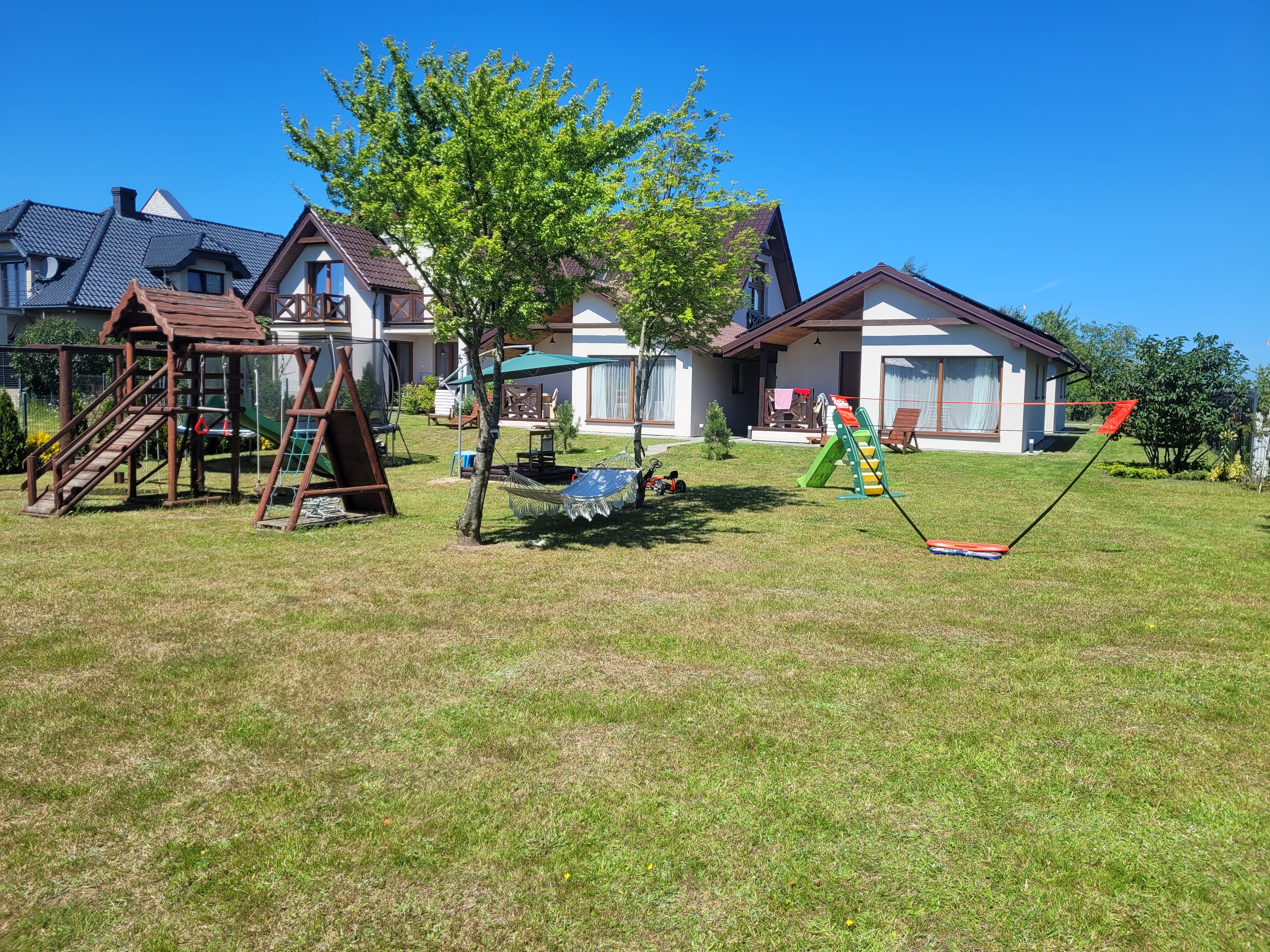 Plac zabaw — duży ogród z boiskiem