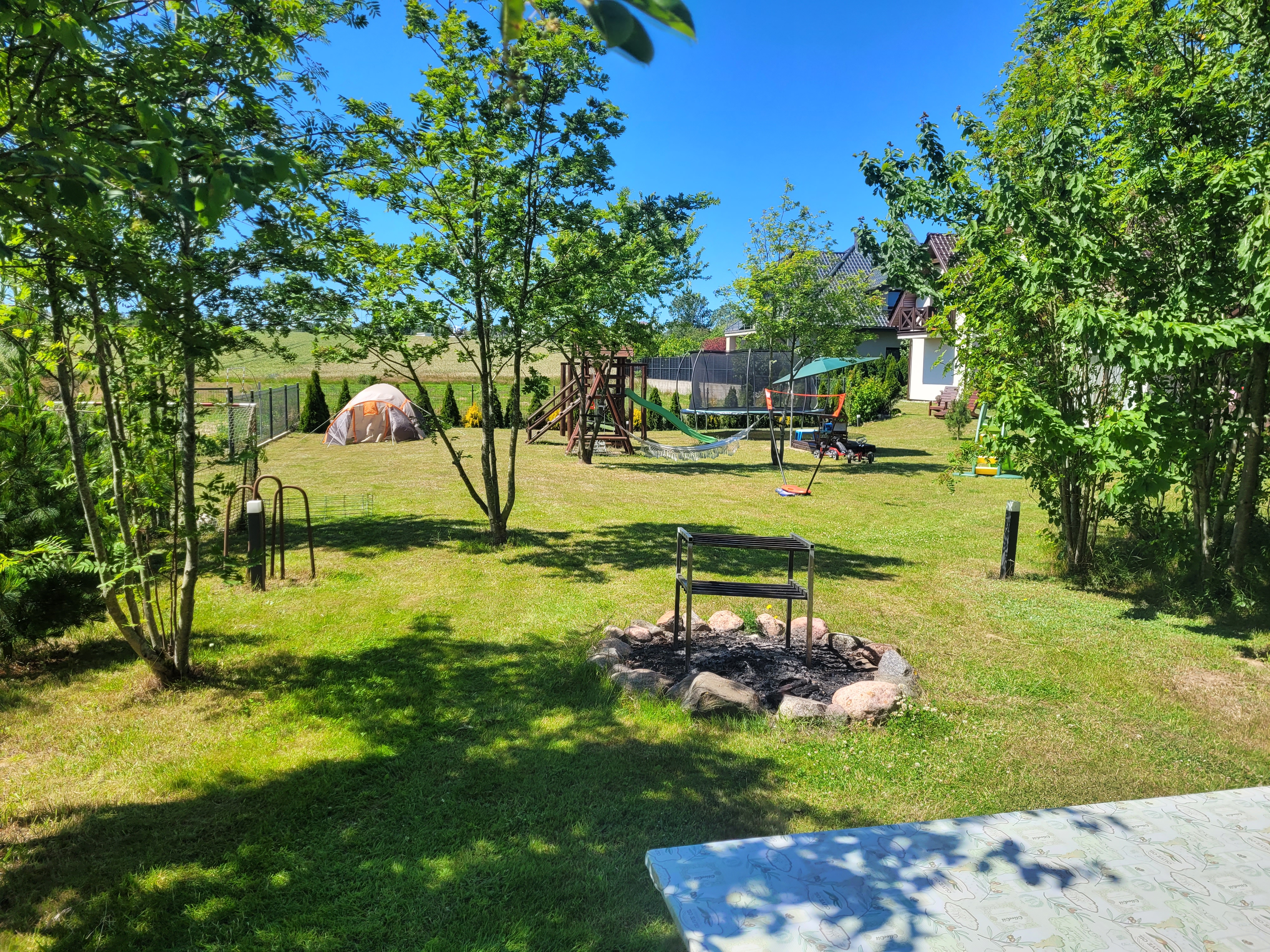 Plac zabaw — zielona przestrzeń do zabawy