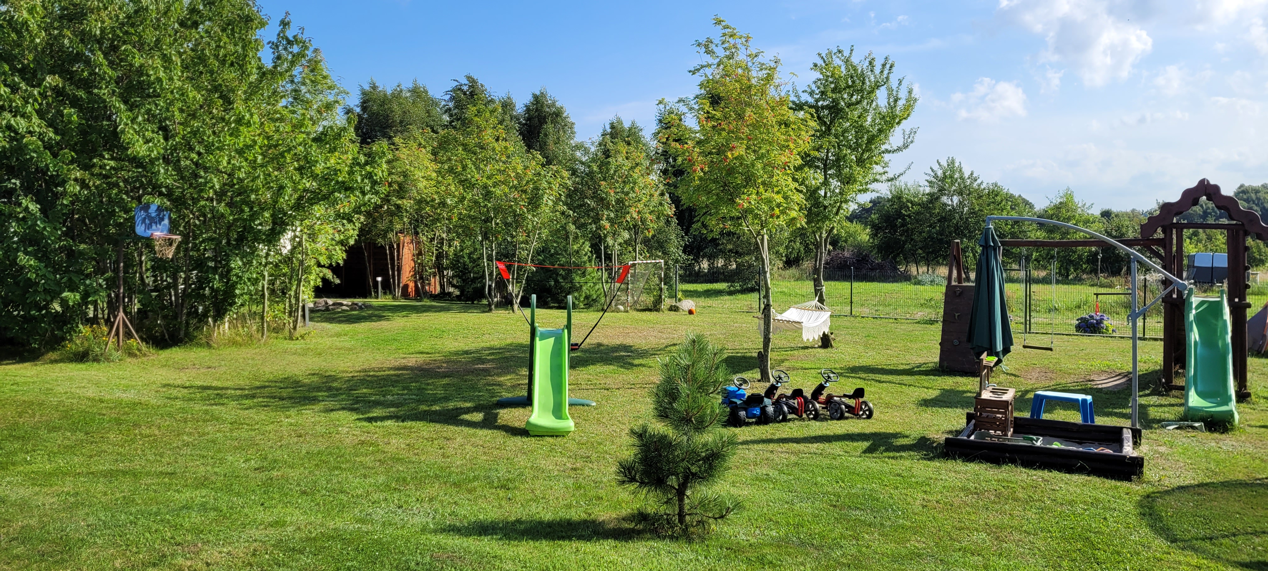 Plac zabaw — trampolina ogrodowa dla dzieci