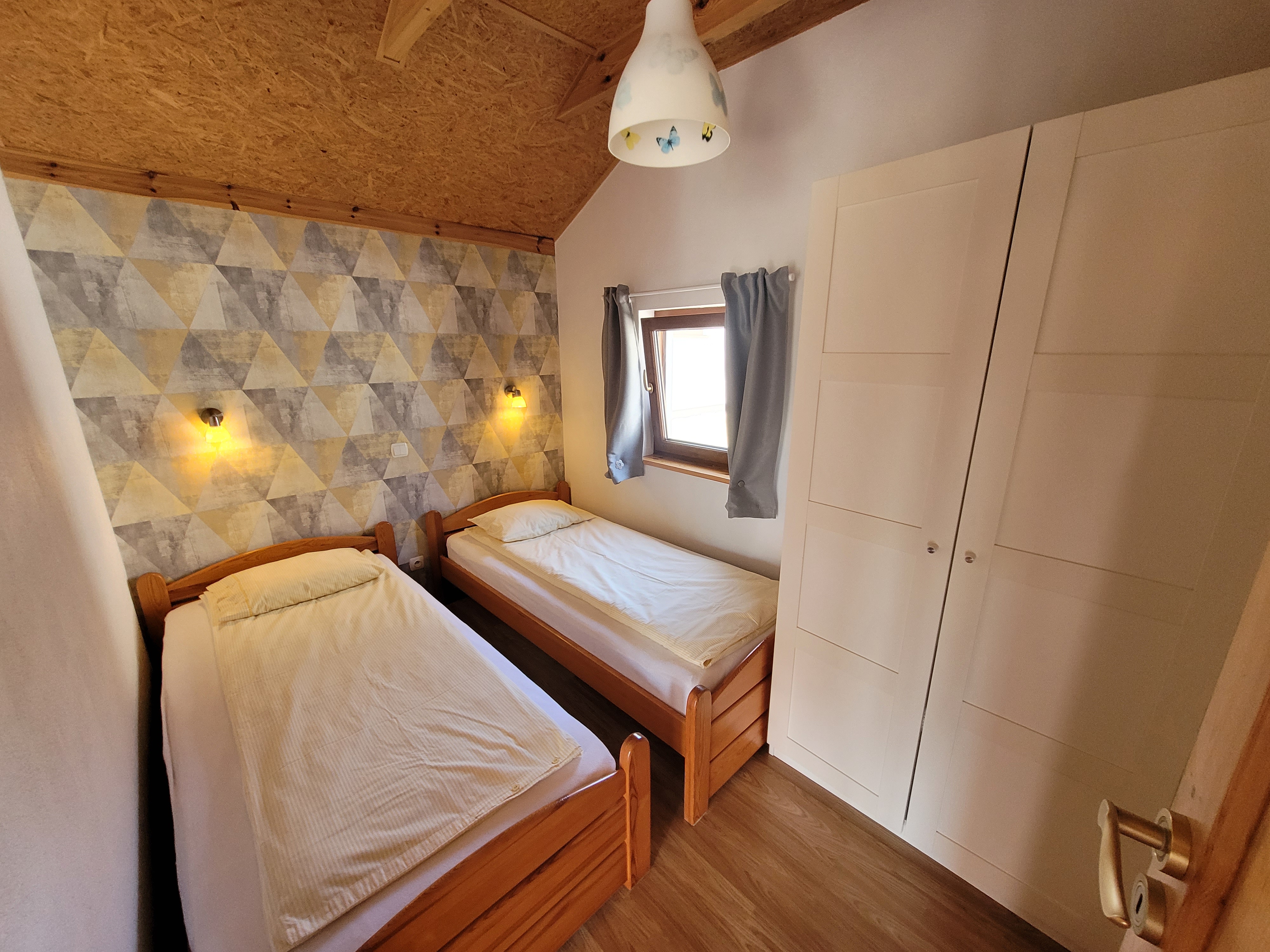 Domek Staś — salon z sofą i stołem jadalnym