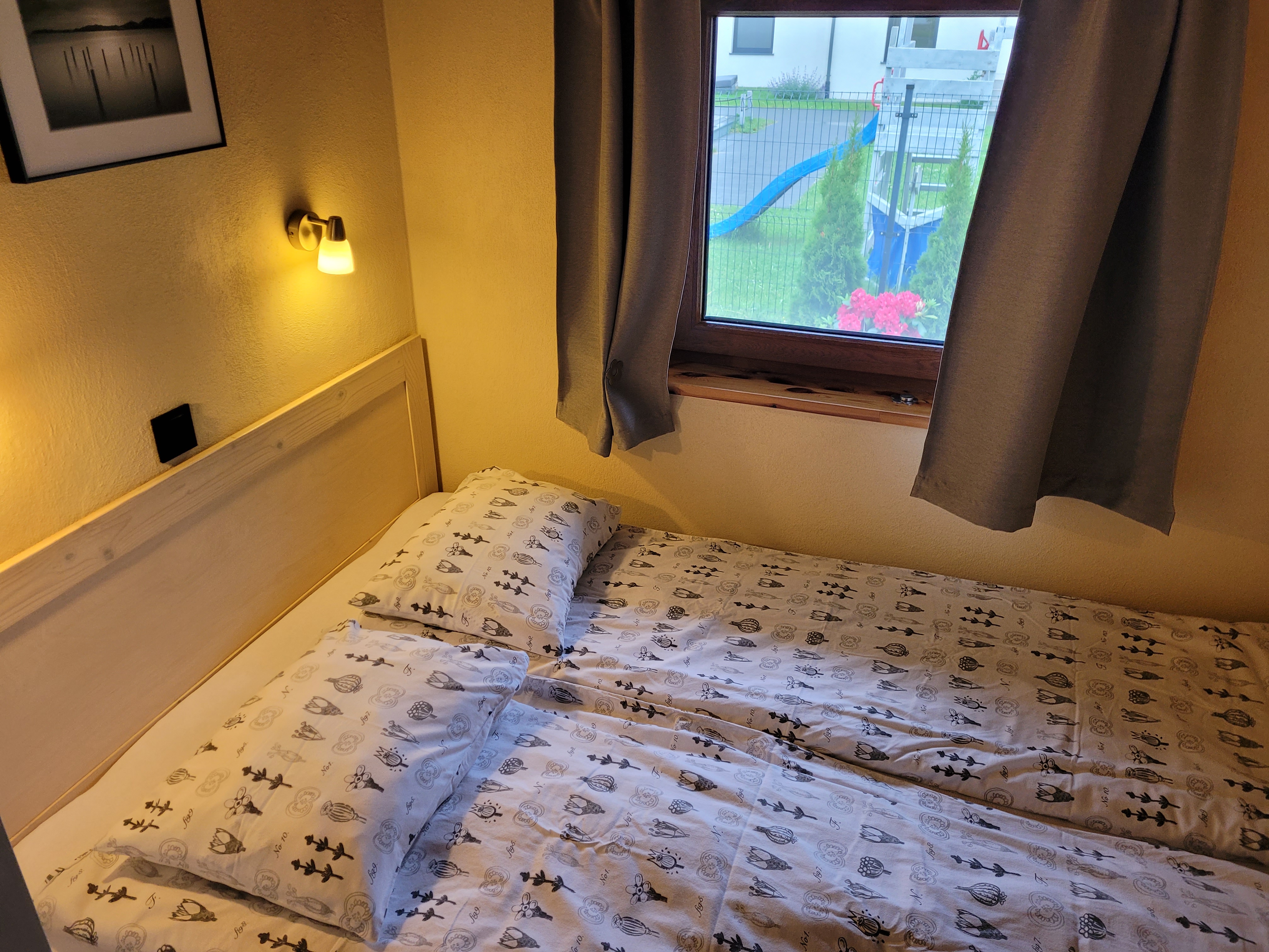 Domek Staś — widok boczny z otoczeniem zieleni