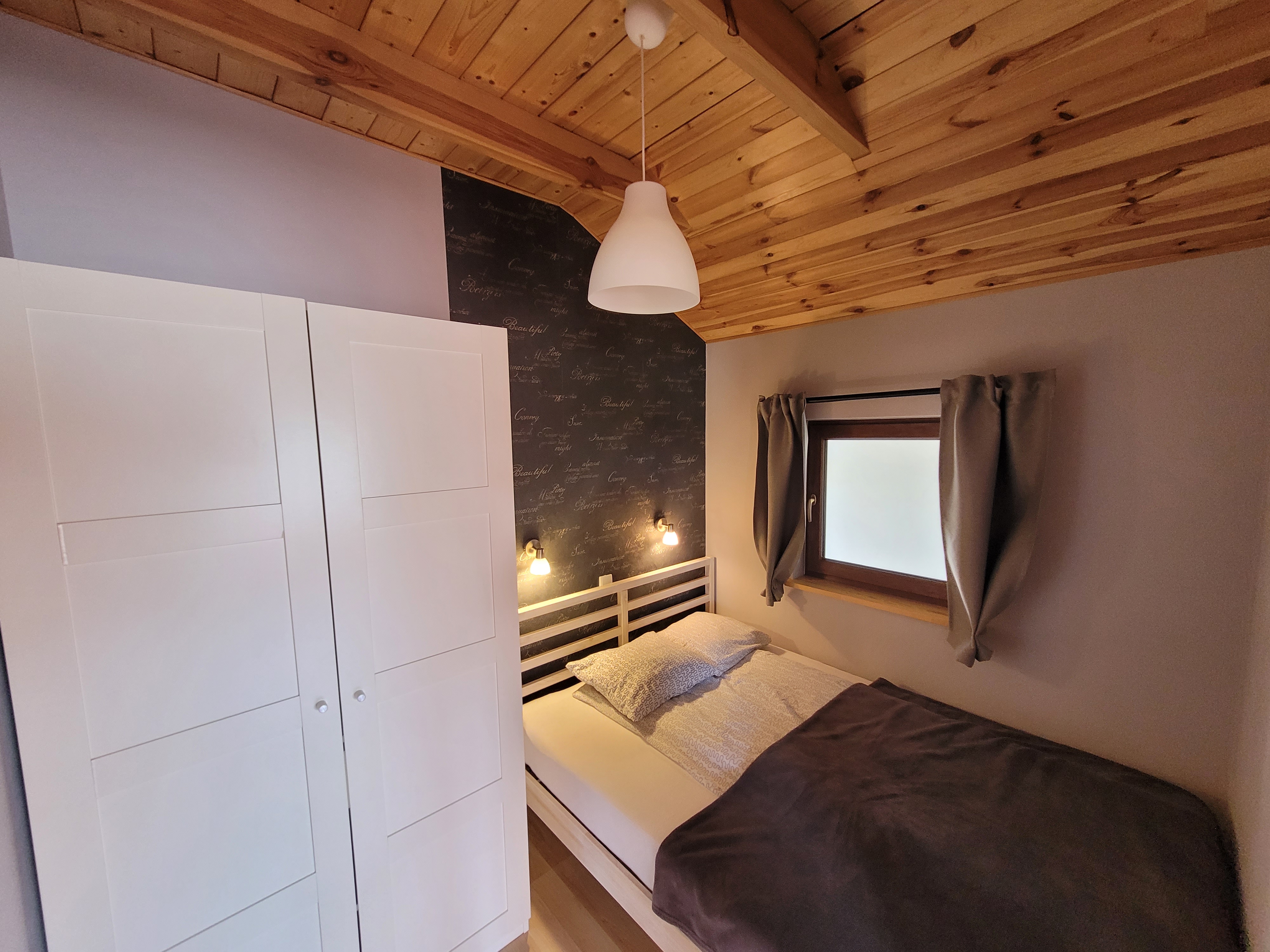 Domek Zuzia — taras z meblami ogrodowymi